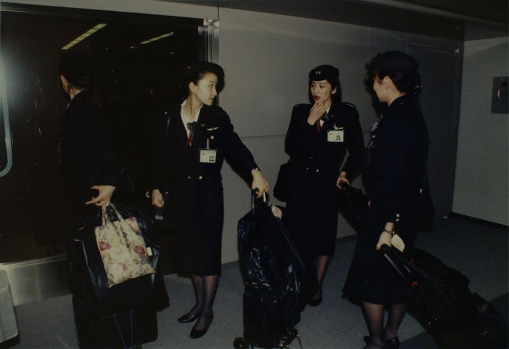 海外旅行ブームで賑わう90年代の成田空港, スーツケースのデザインに時代を感じる, 海外旅行みやげの定番は「ジョニ赤」「ジョニ黒」, 90年代の“スチュワーデス”たち, 都心から離れた「成田」に国際空港ができた経緯, 激しい反対運動…難航した成田空港の建設, 東京シティエアターミナルが果たした役割, 一方、羽田空港は？, 2空港の歴史に、日本の国際化の道のりを見る