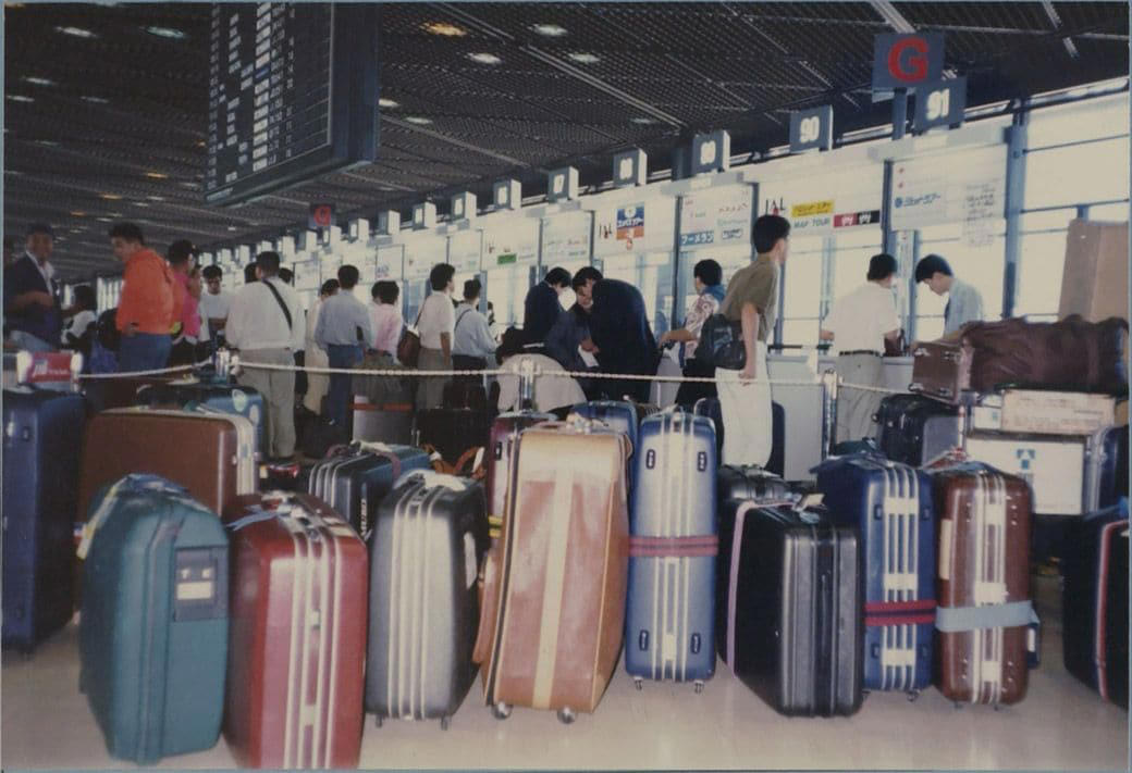 海外旅行ブームで賑わう90年代の成田空港, スーツケースのデザインに時代を感じる, 海外旅行みやげの定番は「ジョニ赤」「ジョニ黒」, 90年代の“スチュワーデス”たち, 都心から離れた「成田」に国際空港ができた経緯, 激しい反対運動…難航した成田空港の建設, 東京シティエアターミナルが果たした役割, 一方、羽田空港は？, 2空港の歴史に、日本の国際化の道のりを見る