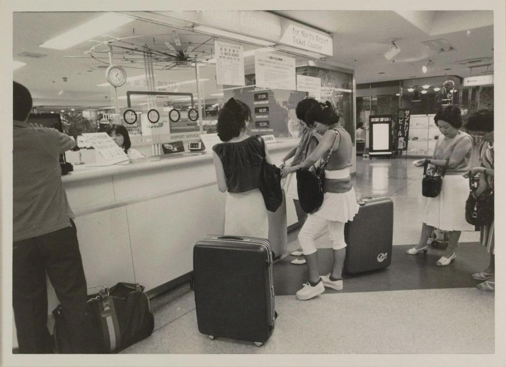 海外旅行ブームで賑わう90年代の成田空港, スーツケースのデザインに時代を感じる, 海外旅行みやげの定番は「ジョニ赤」「ジョニ黒」, 90年代の“スチュワーデス”たち, 都心から離れた「成田」に国際空港ができた経緯, 激しい反対運動…難航した成田空港の建設, 東京シティエアターミナルが果たした役割, 一方、羽田空港は？, 2空港の歴史に、日本の国際化の道のりを見る