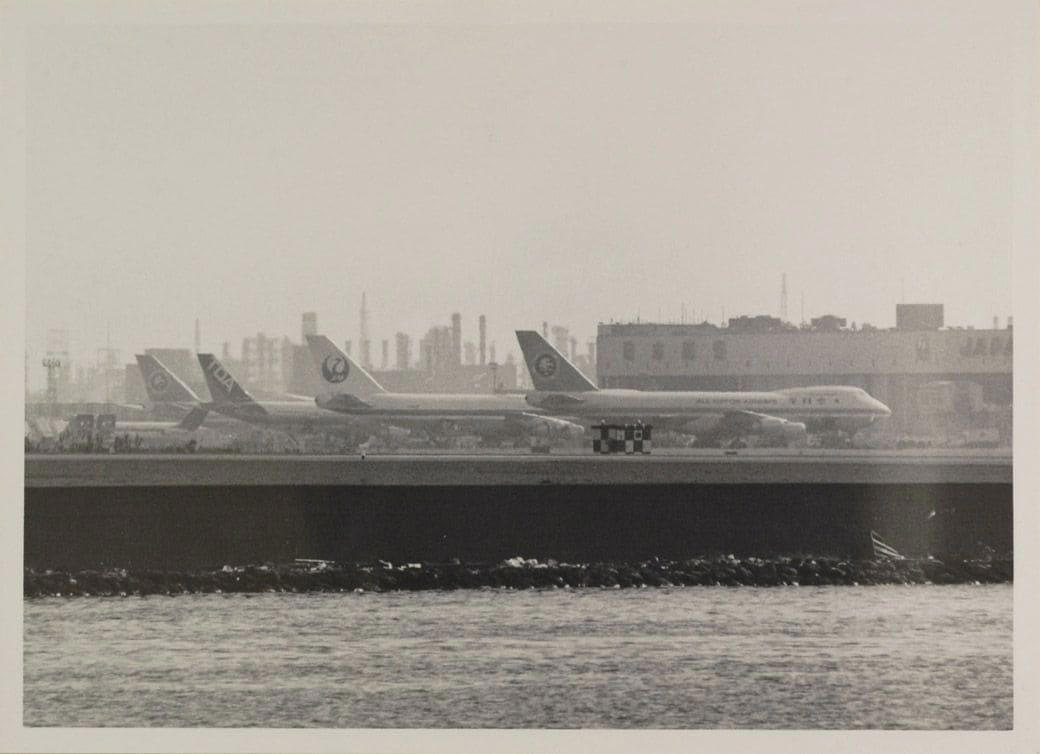 海外旅行ブームで賑わう90年代の成田空港, スーツケースのデザインに時代を感じる, 海外旅行みやげの定番は「ジョニ赤」「ジョニ黒」, 90年代の“スチュワーデス”たち, 都心から離れた「成田」に国際空港ができた経緯, 激しい反対運動…難航した成田空港の建設, 東京シティエアターミナルが果たした役割, 一方、羽田空港は？, 2空港の歴史に、日本の国際化の道のりを見る