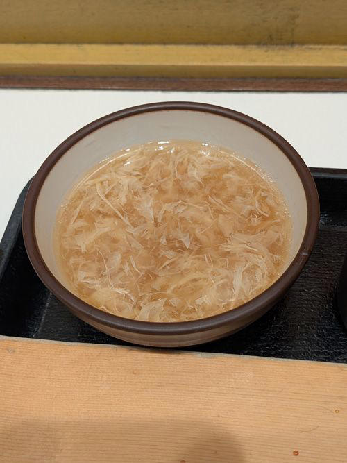スナックパークへ向かう…が、トラブル発生?!, 阪神百貨店の梅田本店に何とか到着, 世にも奇妙な「オールスタンディング」フードコート, 午後3時以降の「サク呑みセット」は600円, いか焼きの相棒に選んだのは肉寿司, 「阪神の伝統グルメ」いか焼きの味は……, コスパ最強フードをいざ実食！, 飲兵衛にとって素晴らしい空間だった
