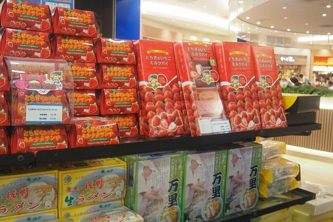 NEXCO東日だけでセコマを含め56カ所, SA/PA内店舗は街のコンビニと何が違うか？, 外環道「新倉PA」のローソンが狭いワケ, 夏限定の「ひんやり」メニューを楽しみつつ