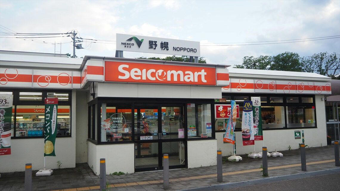 NEXCO東日だけでセコマを含め56カ所, SA/PA内店舗は街のコンビニと何が違うか？, 外環道「新倉PA」のローソンが狭いワケ, 夏限定の「ひんやり」メニューを楽しみつつ