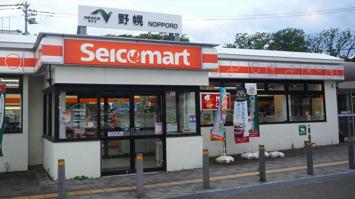 NEXCO東日だけでセコマを含め56カ所, SA/PA内店舗は街のコンビニと何が違うか？, 外環道「新倉PA」のローソンが狭いワケ, 夏限定の「ひんやり」メニューを楽しみつつ