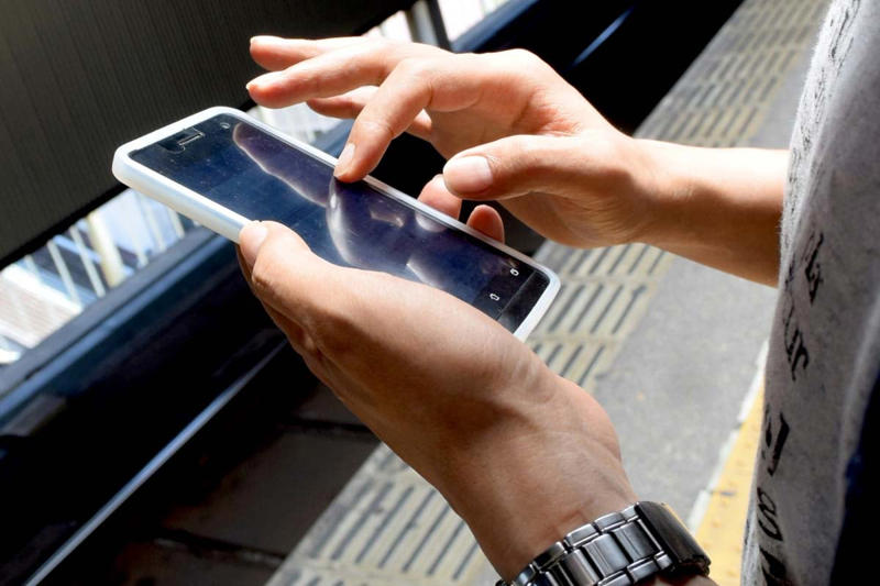 駅ホームのスマホ依存構造, スマホ風刺画の賛否論争, 高齢層のデジタル格差実態, 日本駅空間の設計課題, スマホ依存論の構造的限界
