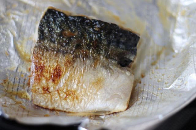 簡単ラク弁当！「塩サバのレモン醤油」「レンジ卵ピーマン」2品弁当, 1品目 塩サバのレモン醤油, 2品目 レンジピーマン卵, 2品弁当の詰め方プロセス, 「心が楽になる2品弁当」のルール