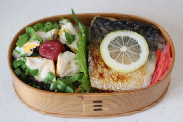 簡単ラク弁当！「塩サバのレモン醤油」「レンジ卵ピーマン」2品弁当, 1品目 塩サバのレモン醤油, 2品目 レンジピーマン卵, 2品弁当の詰め方プロセス, 「心が楽になる2品弁当」のルール