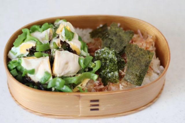 簡単ラク弁当！「塩サバのレモン醤油」「レンジ卵ピーマン」2品弁当, 1品目 塩サバのレモン醤油, 2品目 レンジピーマン卵, 2品弁当の詰め方プロセス, 「心が楽になる2品弁当」のルール