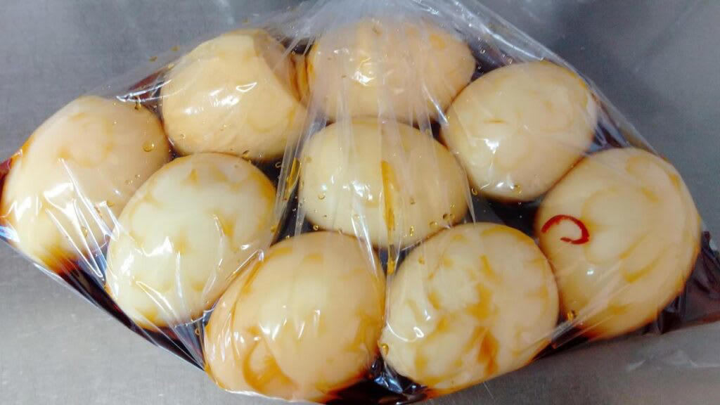 燻製の3つの工程, 1.味付け（塩漬け）, まずはコレから！ 燻製におすすめの「定番」食材10選, 1.とろーり半熟が絶品！ 燻製たまご, 2.下ごしらえ不要で簡単！ 燻製チーズ, 3.パリッとジューシー！ 旨味があふれる燻製ソーセージ, 4.焼くより香ばしい？ 新しい発見、燻製ししゃも, 5.いつものナッツが高級おつまみに！ ウイスキーと楽しむ燻製ナッツ, 6.旨味をギュッと凝縮！ 半生食感がたまらない燻製ほたて, 7.キャンプ飯の王様！ 厚切りブロックで味わう豪快燻製ベーコン, 8.冷蔵庫のちくわがごちそうに！ 超簡単・節約おつまみ燻製, 9.まるで「いぶりがっこ」！ 市販のたくあんで作る絶品燻製, 10.罪悪感なしの絶品おつまみ！ 高タンパク・低カロリー燻製ささみ, 燻製の世界が広がる！ おすすめの「変わり種」食材8選, 1.いつもの卵かけご飯が絶品に！ 魔法の調味料「燻製醤油」, 2.明太子が高級珍味に！ 旨味を凝縮した燻製おつまみ, 3.まさかのマヨネーズも燻製に？ ディップソースの新革命！, 4.わずか5分で完成！ 市販のポップコーンで作る、やみつき燻製スナック, 5.のり塩、コンソメが狙い目！ 味付きで楽しむ燻製ポテトチップス, 6.キャンプの夜の決定版！ アイスを乗せたい「とろける燻製バナナ」, 7.焼き、蒸し、揚げに続く！ 「燻す」という第4の餃子、現る, 8.夏の定番が劇的進化！ ビールが止まらなくなる「燻製枝豆」, 燻製に必要なアイテム, ダンボールやフライパンでもOK！燻製器なしで作る方法, ダンボールでの燻製方法, フライパンでの燻製方法, 本格的に楽しみたい方におすすめの燻製器, 燻製器選びの3つのポイント, おすすめ燻製器【1】ドウシシャ クッカーブラック直径12cm, おすすめ燻製器【2】SOTO（ソト）「燻家（スモークハウス）」, おすすめ燻製器【3】サーモス「保温燻製器 イージースモーカー」, おすすめ燻製器【4】キャプテンスタッグ（CAPTAIN STAG）「アドバンス 折りたたみスモーカー」, 自分だけの燻製ライフを始めよう