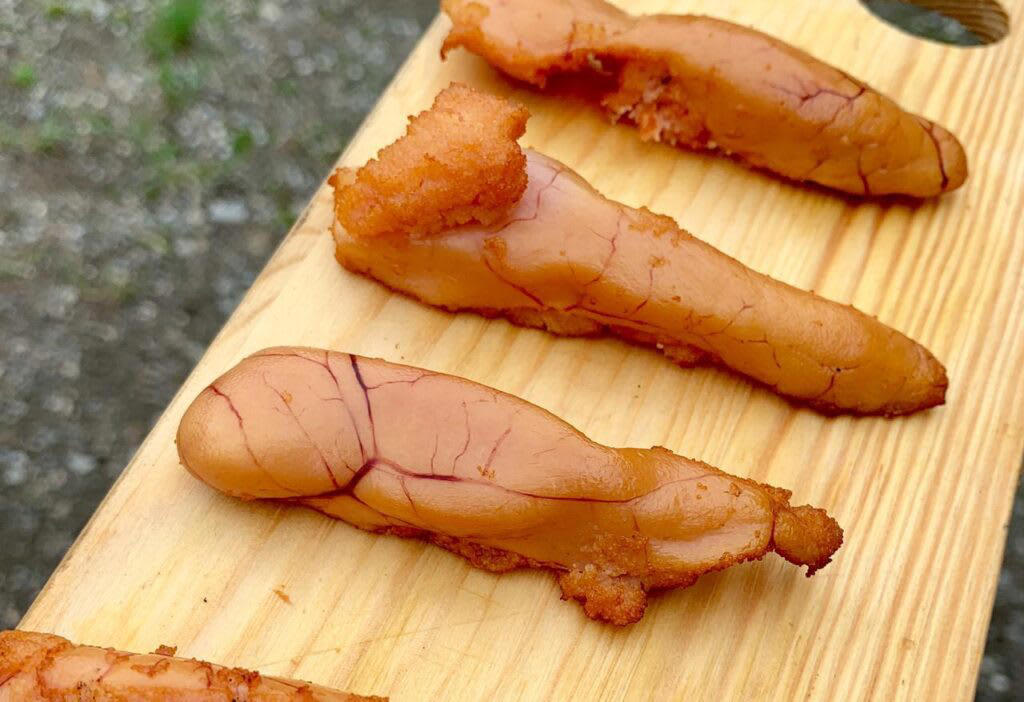燻製の3つの工程, 1.味付け（塩漬け）, まずはコレから！ 燻製におすすめの「定番」食材10選, 1.とろーり半熟が絶品！ 燻製たまご, 2.下ごしらえ不要で簡単！ 燻製チーズ, 3.パリッとジューシー！ 旨味があふれる燻製ソーセージ, 4.焼くより香ばしい？ 新しい発見、燻製ししゃも, 5.いつものナッツが高級おつまみに！ ウイスキーと楽しむ燻製ナッツ, 6.旨味をギュッと凝縮！ 半生食感がたまらない燻製ほたて, 7.キャンプ飯の王様！ 厚切りブロックで味わう豪快燻製ベーコン, 8.冷蔵庫のちくわがごちそうに！ 超簡単・節約おつまみ燻製, 9.まるで「いぶりがっこ」！ 市販のたくあんで作る絶品燻製, 10.罪悪感なしの絶品おつまみ！ 高タンパク・低カロリー燻製ささみ, 燻製の世界が広がる！ おすすめの「変わり種」食材8選, 1.いつもの卵かけご飯が絶品に！ 魔法の調味料「燻製醤油」, 2.明太子が高級珍味に！ 旨味を凝縮した燻製おつまみ, 3.まさかのマヨネーズも燻製に？ ディップソースの新革命！, 4.わずか5分で完成！ 市販のポップコーンで作る、やみつき燻製スナック, 5.のり塩、コンソメが狙い目！ 味付きで楽しむ燻製ポテトチップス, 6.キャンプの夜の決定版！ アイスを乗せたい「とろける燻製バナナ」, 7.焼き、蒸し、揚げに続く！ 「燻す」という第4の餃子、現る, 8.夏の定番が劇的進化！ ビールが止まらなくなる「燻製枝豆」, 燻製に必要なアイテム, ダンボールやフライパンでもOK！燻製器なしで作る方法, ダンボールでの燻製方法, フライパンでの燻製方法, 本格的に楽しみたい方におすすめの燻製器, 燻製器選びの3つのポイント, おすすめ燻製器【1】ドウシシャ クッカーブラック直径12cm, おすすめ燻製器【2】SOTO（ソト）「燻家（スモークハウス）」, おすすめ燻製器【3】サーモス「保温燻製器 イージースモーカー」, おすすめ燻製器【4】キャプテンスタッグ（CAPTAIN STAG）「アドバンス 折りたたみスモーカー」, 自分だけの燻製ライフを始めよう