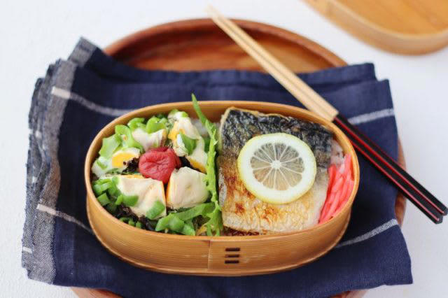 簡単ラク弁当！「塩サバのレモン醤油」「レンジ卵ピーマン」2品弁当, 1品目 塩サバのレモン醤油, 2品目 レンジピーマン卵, 2品弁当の詰め方プロセス, 「心が楽になる2品弁当」のルール