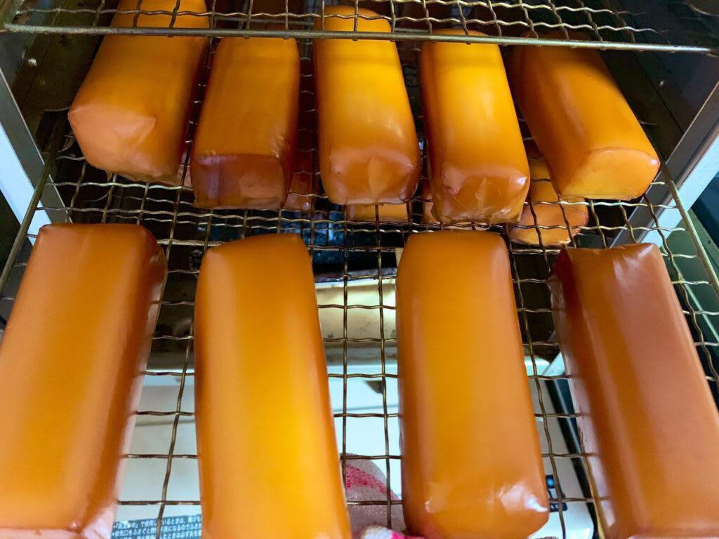 燻製の3つの工程, 1.味付け（塩漬け）, まずはコレから！ 燻製におすすめの「定番」食材10選, 1.とろーり半熟が絶品！ 燻製たまご, 2.下ごしらえ不要で簡単！ 燻製チーズ, 3.パリッとジューシー！ 旨味があふれる燻製ソーセージ, 4.焼くより香ばしい？ 新しい発見、燻製ししゃも, 5.いつものナッツが高級おつまみに！ ウイスキーと楽しむ燻製ナッツ, 6.旨味をギュッと凝縮！ 半生食感がたまらない燻製ほたて, 7.キャンプ飯の王様！ 厚切りブロックで味わう豪快燻製ベーコン, 8.冷蔵庫のちくわがごちそうに！ 超簡単・節約おつまみ燻製, 9.まるで「いぶりがっこ」！ 市販のたくあんで作る絶品燻製, 10.罪悪感なしの絶品おつまみ！ 高タンパク・低カロリー燻製ささみ, 燻製の世界が広がる！ おすすめの「変わり種」食材8選, 1.いつもの卵かけご飯が絶品に！ 魔法の調味料「燻製醤油」, 2.明太子が高級珍味に！ 旨味を凝縮した燻製おつまみ, 3.まさかのマヨネーズも燻製に？ ディップソースの新革命！, 4.わずか5分で完成！ 市販のポップコーンで作る、やみつき燻製スナック, 5.のり塩、コンソメが狙い目！ 味付きで楽しむ燻製ポテトチップス, 6.キャンプの夜の決定版！ アイスを乗せたい「とろける燻製バナナ」, 7.焼き、蒸し、揚げに続く！ 「燻す」という第4の餃子、現る, 8.夏の定番が劇的進化！ ビールが止まらなくなる「燻製枝豆」, 燻製に必要なアイテム, ダンボールやフライパンでもOK！燻製器なしで作る方法, ダンボールでの燻製方法, フライパンでの燻製方法, 本格的に楽しみたい方におすすめの燻製器, 燻製器選びの3つのポイント, おすすめ燻製器【1】ドウシシャ クッカーブラック直径12cm, おすすめ燻製器【2】SOTO（ソト）「燻家（スモークハウス）」, おすすめ燻製器【3】サーモス「保温燻製器 イージースモーカー」, おすすめ燻製器【4】キャプテンスタッグ（CAPTAIN STAG）「アドバンス 折りたたみスモーカー」, 自分だけの燻製ライフを始めよう