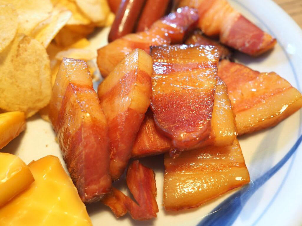 燻製の3つの工程, 1.味付け（塩漬け）, まずはコレから！ 燻製におすすめの「定番」食材10選, 1.とろーり半熟が絶品！ 燻製たまご, 2.下ごしらえ不要で簡単！ 燻製チーズ, 3.パリッとジューシー！ 旨味があふれる燻製ソーセージ, 4.焼くより香ばしい？ 新しい発見、燻製ししゃも, 5.いつものナッツが高級おつまみに！ ウイスキーと楽しむ燻製ナッツ, 6.旨味をギュッと凝縮！ 半生食感がたまらない燻製ほたて, 7.キャンプ飯の王様！ 厚切りブロックで味わう豪快燻製ベーコン, 8.冷蔵庫のちくわがごちそうに！ 超簡単・節約おつまみ燻製, 9.まるで「いぶりがっこ」！ 市販のたくあんで作る絶品燻製, 10.罪悪感なしの絶品おつまみ！ 高タンパク・低カロリー燻製ささみ, 燻製の世界が広がる！ おすすめの「変わり種」食材8選, 1.いつもの卵かけご飯が絶品に！ 魔法の調味料「燻製醤油」, 2.明太子が高級珍味に！ 旨味を凝縮した燻製おつまみ, 3.まさかのマヨネーズも燻製に？ ディップソースの新革命！, 4.わずか5分で完成！ 市販のポップコーンで作る、やみつき燻製スナック, 5.のり塩、コンソメが狙い目！ 味付きで楽しむ燻製ポテトチップス, 6.キャンプの夜の決定版！ アイスを乗せたい「とろける燻製バナナ」, 7.焼き、蒸し、揚げに続く！ 「燻す」という第4の餃子、現る, 8.夏の定番が劇的進化！ ビールが止まらなくなる「燻製枝豆」, 燻製に必要なアイテム, ダンボールやフライパンでもOK！燻製器なしで作る方法, ダンボールでの燻製方法, フライパンでの燻製方法, 本格的に楽しみたい方におすすめの燻製器, 燻製器選びの3つのポイント, おすすめ燻製器【1】ドウシシャ クッカーブラック直径12cm, おすすめ燻製器【2】SOTO（ソト）「燻家（スモークハウス）」, おすすめ燻製器【3】サーモス「保温燻製器 イージースモーカー」, おすすめ燻製器【4】キャプテンスタッグ（CAPTAIN STAG）「アドバンス 折りたたみスモーカー」, 自分だけの燻製ライフを始めよう