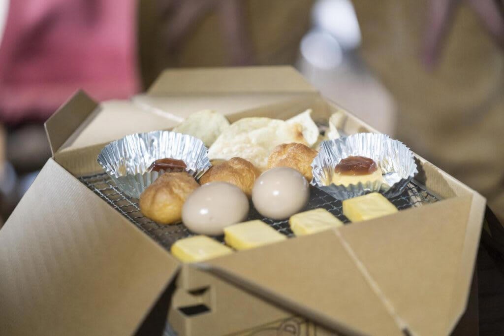 燻製の3つの工程, 1.味付け（塩漬け）, まずはコレから！ 燻製におすすめの「定番」食材10選, 1.とろーり半熟が絶品！ 燻製たまご, 2.下ごしらえ不要で簡単！ 燻製チーズ, 3.パリッとジューシー！ 旨味があふれる燻製ソーセージ, 4.焼くより香ばしい？ 新しい発見、燻製ししゃも, 5.いつものナッツが高級おつまみに！ ウイスキーと楽しむ燻製ナッツ, 6.旨味をギュッと凝縮！ 半生食感がたまらない燻製ほたて, 7.キャンプ飯の王様！ 厚切りブロックで味わう豪快燻製ベーコン, 8.冷蔵庫のちくわがごちそうに！ 超簡単・節約おつまみ燻製, 9.まるで「いぶりがっこ」！ 市販のたくあんで作る絶品燻製, 10.罪悪感なしの絶品おつまみ！ 高タンパク・低カロリー燻製ささみ, 燻製の世界が広がる！ おすすめの「変わり種」食材8選, 1.いつもの卵かけご飯が絶品に！ 魔法の調味料「燻製醤油」, 2.明太子が高級珍味に！ 旨味を凝縮した燻製おつまみ, 3.まさかのマヨネーズも燻製に？ ディップソースの新革命！, 4.わずか5分で完成！ 市販のポップコーンで作る、やみつき燻製スナック, 5.のり塩、コンソメが狙い目！ 味付きで楽しむ燻製ポテトチップス, 6.キャンプの夜の決定版！ アイスを乗せたい「とろける燻製バナナ」, 7.焼き、蒸し、揚げに続く！ 「燻す」という第4の餃子、現る, 8.夏の定番が劇的進化！ ビールが止まらなくなる「燻製枝豆」, 燻製に必要なアイテム, ダンボールやフライパンでもOK！燻製器なしで作る方法, ダンボールでの燻製方法, フライパンでの燻製方法, 本格的に楽しみたい方におすすめの燻製器, 燻製器選びの3つのポイント, おすすめ燻製器【1】ドウシシャ クッカーブラック直径12cm, おすすめ燻製器【2】SOTO（ソト）「燻家（スモークハウス）」, おすすめ燻製器【3】サーモス「保温燻製器 イージースモーカー」, おすすめ燻製器【4】キャプテンスタッグ（CAPTAIN STAG）「アドバンス 折りたたみスモーカー」, 自分だけの燻製ライフを始めよう