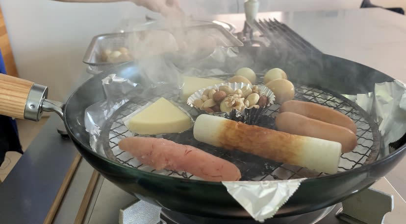 燻製の3つの工程, 1.味付け（塩漬け）, まずはコレから！ 燻製におすすめの「定番」食材10選, 1.とろーり半熟が絶品！ 燻製たまご, 2.下ごしらえ不要で簡単！ 燻製チーズ, 3.パリッとジューシー！ 旨味があふれる燻製ソーセージ, 4.焼くより香ばしい？ 新しい発見、燻製ししゃも, 5.いつものナッツが高級おつまみに！ ウイスキーと楽しむ燻製ナッツ, 6.旨味をギュッと凝縮！ 半生食感がたまらない燻製ほたて, 7.キャンプ飯の王様！ 厚切りブロックで味わう豪快燻製ベーコン, 8.冷蔵庫のちくわがごちそうに！ 超簡単・節約おつまみ燻製, 9.まるで「いぶりがっこ」！ 市販のたくあんで作る絶品燻製, 10.罪悪感なしの絶品おつまみ！ 高タンパク・低カロリー燻製ささみ, 燻製の世界が広がる！ おすすめの「変わり種」食材8選, 1.いつもの卵かけご飯が絶品に！ 魔法の調味料「燻製醤油」, 2.明太子が高級珍味に！ 旨味を凝縮した燻製おつまみ, 3.まさかのマヨネーズも燻製に？ ディップソースの新革命！, 4.わずか5分で完成！ 市販のポップコーンで作る、やみつき燻製スナック, 5.のり塩、コンソメが狙い目！ 味付きで楽しむ燻製ポテトチップス, 6.キャンプの夜の決定版！ アイスを乗せたい「とろける燻製バナナ」, 7.焼き、蒸し、揚げに続く！ 「燻す」という第4の餃子、現る, 8.夏の定番が劇的進化！ ビールが止まらなくなる「燻製枝豆」, 燻製に必要なアイテム, ダンボールやフライパンでもOK！燻製器なしで作る方法, ダンボールでの燻製方法, フライパンでの燻製方法, 本格的に楽しみたい方におすすめの燻製器, 燻製器選びの3つのポイント, おすすめ燻製器【1】ドウシシャ クッカーブラック直径12cm, おすすめ燻製器【2】SOTO（ソト）「燻家（スモークハウス）」, おすすめ燻製器【3】サーモス「保温燻製器 イージースモーカー」, おすすめ燻製器【4】キャプテンスタッグ（CAPTAIN STAG）「アドバンス 折りたたみスモーカー」, 自分だけの燻製ライフを始めよう