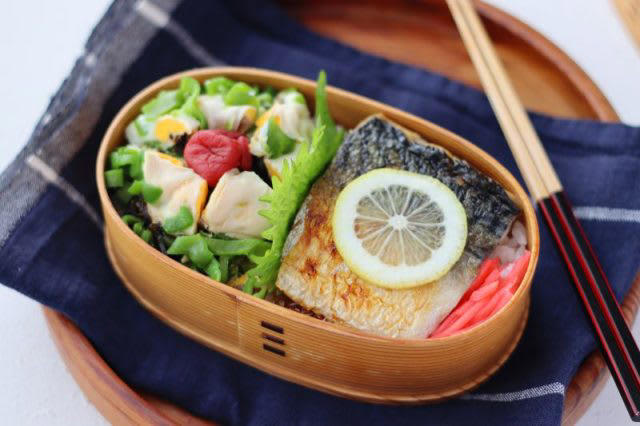 簡単ラク弁当！「塩サバのレモン醤油」「レンジ卵ピーマン」2品弁当, 1品目 塩サバのレモン醤油, 2品目 レンジピーマン卵, 2品弁当の詰め方プロセス, 「心が楽になる2品弁当」のルール