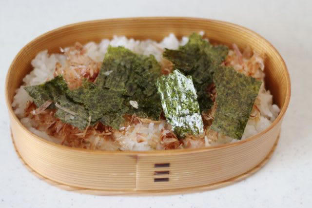 簡単ラク弁当！「塩サバのレモン醤油」「レンジ卵ピーマン」2品弁当, 1品目 塩サバのレモン醤油, 2品目 レンジピーマン卵, 2品弁当の詰め方プロセス, 「心が楽になる2品弁当」のルール