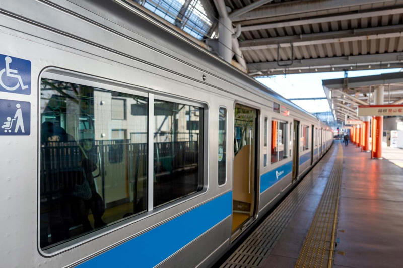 駅ホームのスマホ依存構造, スマホ風刺画の賛否論争, 高齢層のデジタル格差実態, 日本駅空間の設計課題, スマホ依存論の構造的限界
