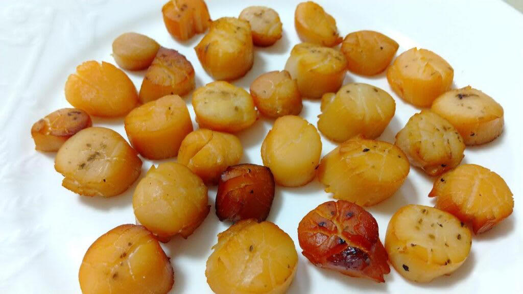 燻製の3つの工程, 1.味付け（塩漬け）, まずはコレから！ 燻製におすすめの「定番」食材10選, 1.とろーり半熟が絶品！ 燻製たまご, 2.下ごしらえ不要で簡単！ 燻製チーズ, 3.パリッとジューシー！ 旨味があふれる燻製ソーセージ, 4.焼くより香ばしい？ 新しい発見、燻製ししゃも, 5.いつものナッツが高級おつまみに！ ウイスキーと楽しむ燻製ナッツ, 6.旨味をギュッと凝縮！ 半生食感がたまらない燻製ほたて, 7.キャンプ飯の王様！ 厚切りブロックで味わう豪快燻製ベーコン, 8.冷蔵庫のちくわがごちそうに！ 超簡単・節約おつまみ燻製, 9.まるで「いぶりがっこ」！ 市販のたくあんで作る絶品燻製, 10.罪悪感なしの絶品おつまみ！ 高タンパク・低カロリー燻製ささみ, 燻製の世界が広がる！ おすすめの「変わり種」食材8選, 1.いつもの卵かけご飯が絶品に！ 魔法の調味料「燻製醤油」, 2.明太子が高級珍味に！ 旨味を凝縮した燻製おつまみ, 3.まさかのマヨネーズも燻製に？ ディップソースの新革命！, 4.わずか5分で完成！ 市販のポップコーンで作る、やみつき燻製スナック, 5.のり塩、コンソメが狙い目！ 味付きで楽しむ燻製ポテトチップス, 6.キャンプの夜の決定版！ アイスを乗せたい「とろける燻製バナナ」, 7.焼き、蒸し、揚げに続く！ 「燻す」という第4の餃子、現る, 8.夏の定番が劇的進化！ ビールが止まらなくなる「燻製枝豆」, 燻製に必要なアイテム, ダンボールやフライパンでもOK！燻製器なしで作る方法, ダンボールでの燻製方法, フライパンでの燻製方法, 本格的に楽しみたい方におすすめの燻製器, 燻製器選びの3つのポイント, おすすめ燻製器【1】ドウシシャ クッカーブラック直径12cm, おすすめ燻製器【2】SOTO（ソト）「燻家（スモークハウス）」, おすすめ燻製器【3】サーモス「保温燻製器 イージースモーカー」, おすすめ燻製器【4】キャプテンスタッグ（CAPTAIN STAG）「アドバンス 折りたたみスモーカー」, 自分だけの燻製ライフを始めよう