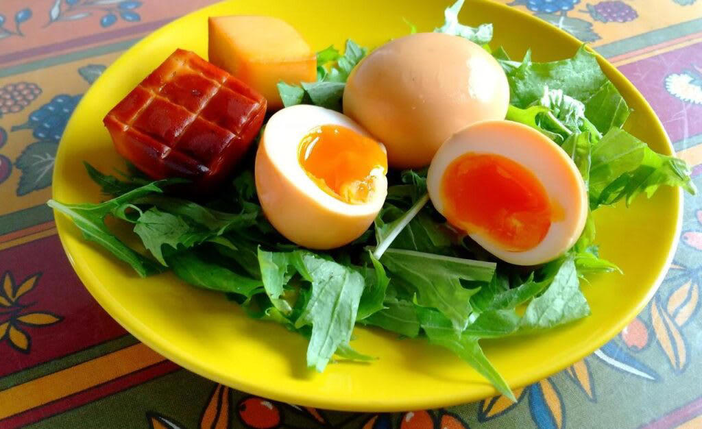 燻製の3つの工程, 1.味付け（塩漬け）, まずはコレから！ 燻製におすすめの「定番」食材10選, 1.とろーり半熟が絶品！ 燻製たまご, 2.下ごしらえ不要で簡単！ 燻製チーズ, 3.パリッとジューシー！ 旨味があふれる燻製ソーセージ, 4.焼くより香ばしい？ 新しい発見、燻製ししゃも, 5.いつものナッツが高級おつまみに！ ウイスキーと楽しむ燻製ナッツ, 6.旨味をギュッと凝縮！ 半生食感がたまらない燻製ほたて, 7.キャンプ飯の王様！ 厚切りブロックで味わう豪快燻製ベーコン, 8.冷蔵庫のちくわがごちそうに！ 超簡単・節約おつまみ燻製, 9.まるで「いぶりがっこ」！ 市販のたくあんで作る絶品燻製, 10.罪悪感なしの絶品おつまみ！ 高タンパク・低カロリー燻製ささみ, 燻製の世界が広がる！ おすすめの「変わり種」食材8選, 1.いつもの卵かけご飯が絶品に！ 魔法の調味料「燻製醤油」, 2.明太子が高級珍味に！ 旨味を凝縮した燻製おつまみ, 3.まさかのマヨネーズも燻製に？ ディップソースの新革命！, 4.わずか5分で完成！ 市販のポップコーンで作る、やみつき燻製スナック, 5.のり塩、コンソメが狙い目！ 味付きで楽しむ燻製ポテトチップス, 6.キャンプの夜の決定版！ アイスを乗せたい「とろける燻製バナナ」, 7.焼き、蒸し、揚げに続く！ 「燻す」という第4の餃子、現る, 8.夏の定番が劇的進化！ ビールが止まらなくなる「燻製枝豆」, 燻製に必要なアイテム, ダンボールやフライパンでもOK！燻製器なしで作る方法, ダンボールでの燻製方法, フライパンでの燻製方法, 本格的に楽しみたい方におすすめの燻製器, 燻製器選びの3つのポイント, おすすめ燻製器【1】ドウシシャ クッカーブラック直径12cm, おすすめ燻製器【2】SOTO（ソト）「燻家（スモークハウス）」, おすすめ燻製器【3】サーモス「保温燻製器 イージースモーカー」, おすすめ燻製器【4】キャプテンスタッグ（CAPTAIN STAG）「アドバンス 折りたたみスモーカー」, 自分だけの燻製ライフを始めよう