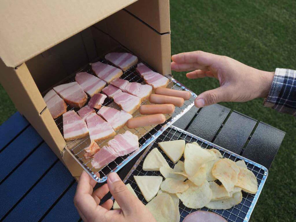 燻製の3つの工程, 1.味付け（塩漬け）, まずはコレから！ 燻製におすすめの「定番」食材10選, 1.とろーり半熟が絶品！ 燻製たまご, 2.下ごしらえ不要で簡単！ 燻製チーズ, 3.パリッとジューシー！ 旨味があふれる燻製ソーセージ, 4.焼くより香ばしい？ 新しい発見、燻製ししゃも, 5.いつものナッツが高級おつまみに！ ウイスキーと楽しむ燻製ナッツ, 6.旨味をギュッと凝縮！ 半生食感がたまらない燻製ほたて, 7.キャンプ飯の王様！ 厚切りブロックで味わう豪快燻製ベーコン, 8.冷蔵庫のちくわがごちそうに！ 超簡単・節約おつまみ燻製, 9.まるで「いぶりがっこ」！ 市販のたくあんで作る絶品燻製, 10.罪悪感なしの絶品おつまみ！ 高タンパク・低カロリー燻製ささみ, 燻製の世界が広がる！ おすすめの「変わり種」食材8選, 1.いつもの卵かけご飯が絶品に！ 魔法の調味料「燻製醤油」, 2.明太子が高級珍味に！ 旨味を凝縮した燻製おつまみ, 3.まさかのマヨネーズも燻製に？ ディップソースの新革命！, 4.わずか5分で完成！ 市販のポップコーンで作る、やみつき燻製スナック, 5.のり塩、コンソメが狙い目！ 味付きで楽しむ燻製ポテトチップス, 6.キャンプの夜の決定版！ アイスを乗せたい「とろける燻製バナナ」, 7.焼き、蒸し、揚げに続く！ 「燻す」という第4の餃子、現る, 8.夏の定番が劇的進化！ ビールが止まらなくなる「燻製枝豆」, 燻製に必要なアイテム, ダンボールやフライパンでもOK！燻製器なしで作る方法, ダンボールでの燻製方法, フライパンでの燻製方法, 本格的に楽しみたい方におすすめの燻製器, 燻製器選びの3つのポイント, おすすめ燻製器【1】ドウシシャ クッカーブラック直径12cm, おすすめ燻製器【2】SOTO（ソト）「燻家（スモークハウス）」, おすすめ燻製器【3】サーモス「保温燻製器 イージースモーカー」, おすすめ燻製器【4】キャプテンスタッグ（CAPTAIN STAG）「アドバンス 折りたたみスモーカー」, 自分だけの燻製ライフを始めよう