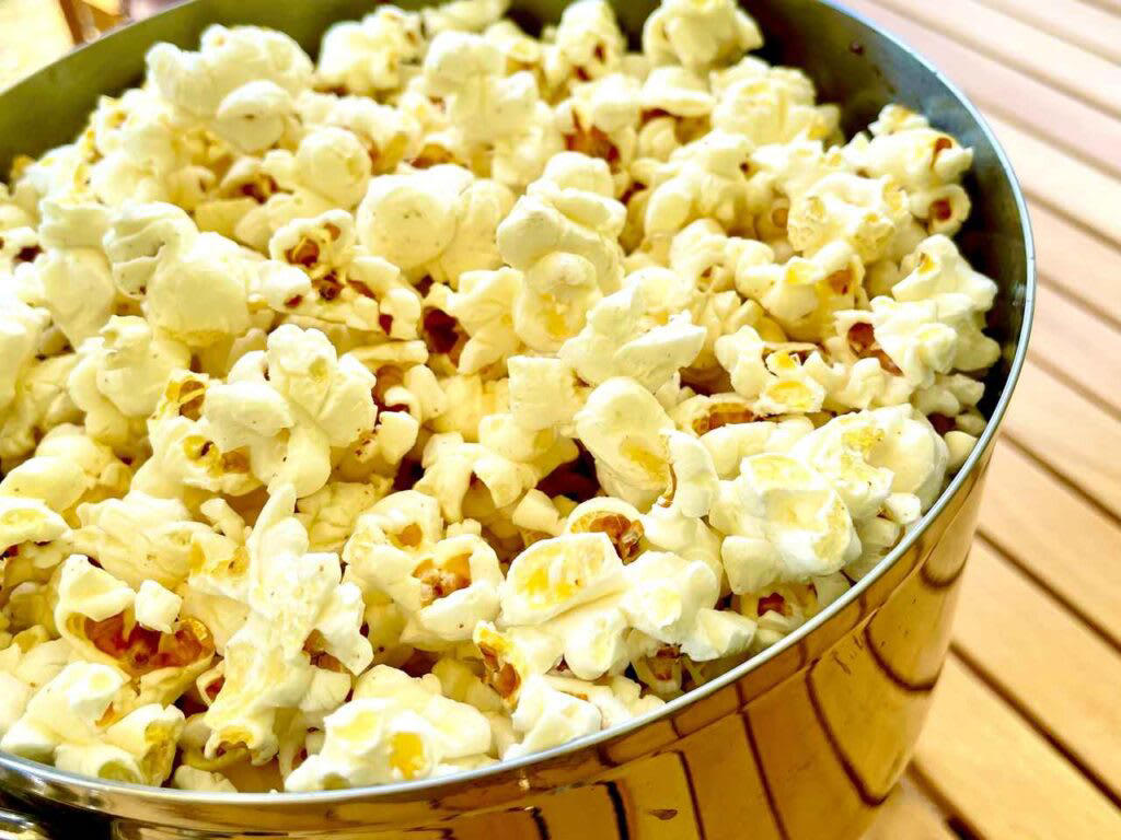 燻製の3つの工程, 1.味付け（塩漬け）, まずはコレから！ 燻製におすすめの「定番」食材10選, 1.とろーり半熟が絶品！ 燻製たまご, 2.下ごしらえ不要で簡単！ 燻製チーズ, 3.パリッとジューシー！ 旨味があふれる燻製ソーセージ, 4.焼くより香ばしい？ 新しい発見、燻製ししゃも, 5.いつものナッツが高級おつまみに！ ウイスキーと楽しむ燻製ナッツ, 6.旨味をギュッと凝縮！ 半生食感がたまらない燻製ほたて, 7.キャンプ飯の王様！ 厚切りブロックで味わう豪快燻製ベーコン, 8.冷蔵庫のちくわがごちそうに！ 超簡単・節約おつまみ燻製, 9.まるで「いぶりがっこ」！ 市販のたくあんで作る絶品燻製, 10.罪悪感なしの絶品おつまみ！ 高タンパク・低カロリー燻製ささみ, 燻製の世界が広がる！ おすすめの「変わり種」食材8選, 1.いつもの卵かけご飯が絶品に！ 魔法の調味料「燻製醤油」, 2.明太子が高級珍味に！ 旨味を凝縮した燻製おつまみ, 3.まさかのマヨネーズも燻製に？ ディップソースの新革命！, 4.わずか5分で完成！ 市販のポップコーンで作る、やみつき燻製スナック, 5.のり塩、コンソメが狙い目！ 味付きで楽しむ燻製ポテトチップス, 6.キャンプの夜の決定版！ アイスを乗せたい「とろける燻製バナナ」, 7.焼き、蒸し、揚げに続く！ 「燻す」という第4の餃子、現る, 8.夏の定番が劇的進化！ ビールが止まらなくなる「燻製枝豆」, 燻製に必要なアイテム, ダンボールやフライパンでもOK！燻製器なしで作る方法, ダンボールでの燻製方法, フライパンでの燻製方法, 本格的に楽しみたい方におすすめの燻製器, 燻製器選びの3つのポイント, おすすめ燻製器【1】ドウシシャ クッカーブラック直径12cm, おすすめ燻製器【2】SOTO（ソト）「燻家（スモークハウス）」, おすすめ燻製器【3】サーモス「保温燻製器 イージースモーカー」, おすすめ燻製器【4】キャプテンスタッグ（CAPTAIN STAG）「アドバンス 折りたたみスモーカー」, 自分だけの燻製ライフを始めよう