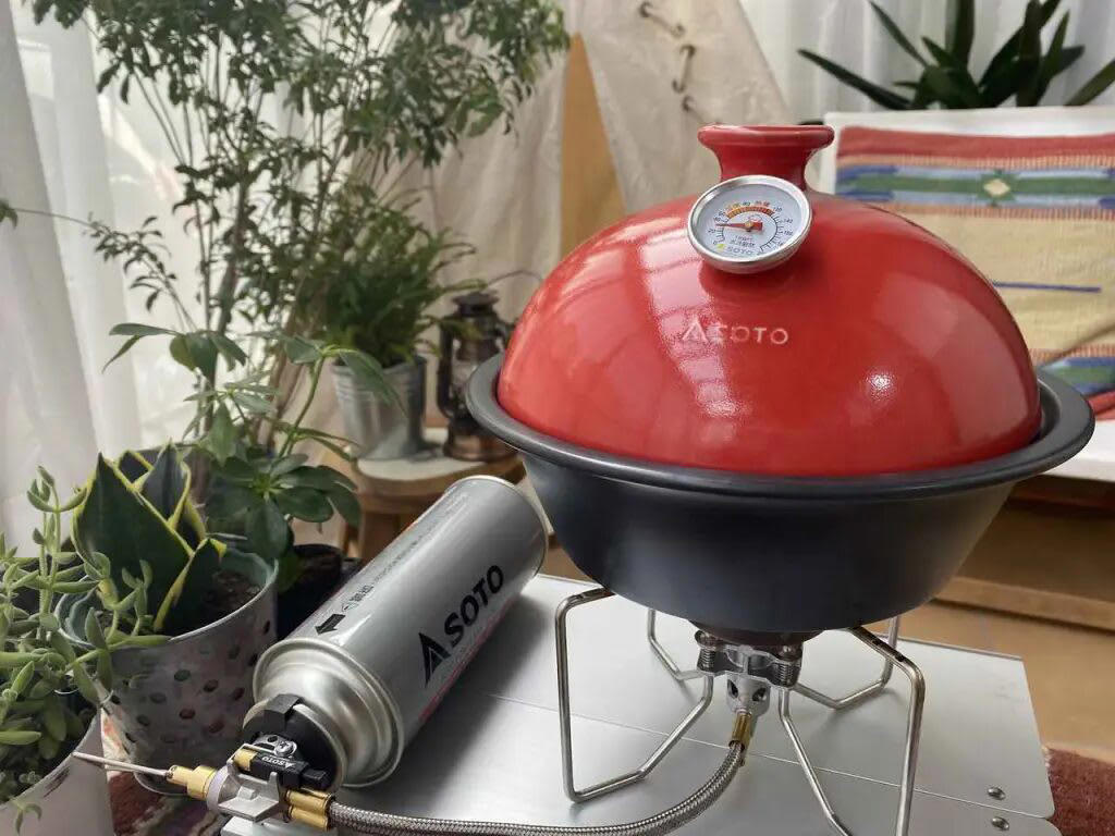 燻製の3つの工程, 1.味付け（塩漬け）, まずはコレから！ 燻製におすすめの「定番」食材10選, 1.とろーり半熟が絶品！ 燻製たまご, 2.下ごしらえ不要で簡単！ 燻製チーズ, 3.パリッとジューシー！ 旨味があふれる燻製ソーセージ, 4.焼くより香ばしい？ 新しい発見、燻製ししゃも, 5.いつものナッツが高級おつまみに！ ウイスキーと楽しむ燻製ナッツ, 6.旨味をギュッと凝縮！ 半生食感がたまらない燻製ほたて, 7.キャンプ飯の王様！ 厚切りブロックで味わう豪快燻製ベーコン, 8.冷蔵庫のちくわがごちそうに！ 超簡単・節約おつまみ燻製, 9.まるで「いぶりがっこ」！ 市販のたくあんで作る絶品燻製, 10.罪悪感なしの絶品おつまみ！ 高タンパク・低カロリー燻製ささみ, 燻製の世界が広がる！ おすすめの「変わり種」食材8選, 1.いつもの卵かけご飯が絶品に！ 魔法の調味料「燻製醤油」, 2.明太子が高級珍味に！ 旨味を凝縮した燻製おつまみ, 3.まさかのマヨネーズも燻製に？ ディップソースの新革命！, 4.わずか5分で完成！ 市販のポップコーンで作る、やみつき燻製スナック, 5.のり塩、コンソメが狙い目！ 味付きで楽しむ燻製ポテトチップス, 6.キャンプの夜の決定版！ アイスを乗せたい「とろける燻製バナナ」, 7.焼き、蒸し、揚げに続く！ 「燻す」という第4の餃子、現る, 8.夏の定番が劇的進化！ ビールが止まらなくなる「燻製枝豆」, 燻製に必要なアイテム, ダンボールやフライパンでもOK！燻製器なしで作る方法, ダンボールでの燻製方法, フライパンでの燻製方法, 本格的に楽しみたい方におすすめの燻製器, 燻製器選びの3つのポイント, おすすめ燻製器【1】ドウシシャ クッカーブラック直径12cm, おすすめ燻製器【2】SOTO（ソト）「燻家（スモークハウス）」, おすすめ燻製器【3】サーモス「保温燻製器 イージースモーカー」, おすすめ燻製器【4】キャプテンスタッグ（CAPTAIN STAG）「アドバンス 折りたたみスモーカー」, 自分だけの燻製ライフを始めよう