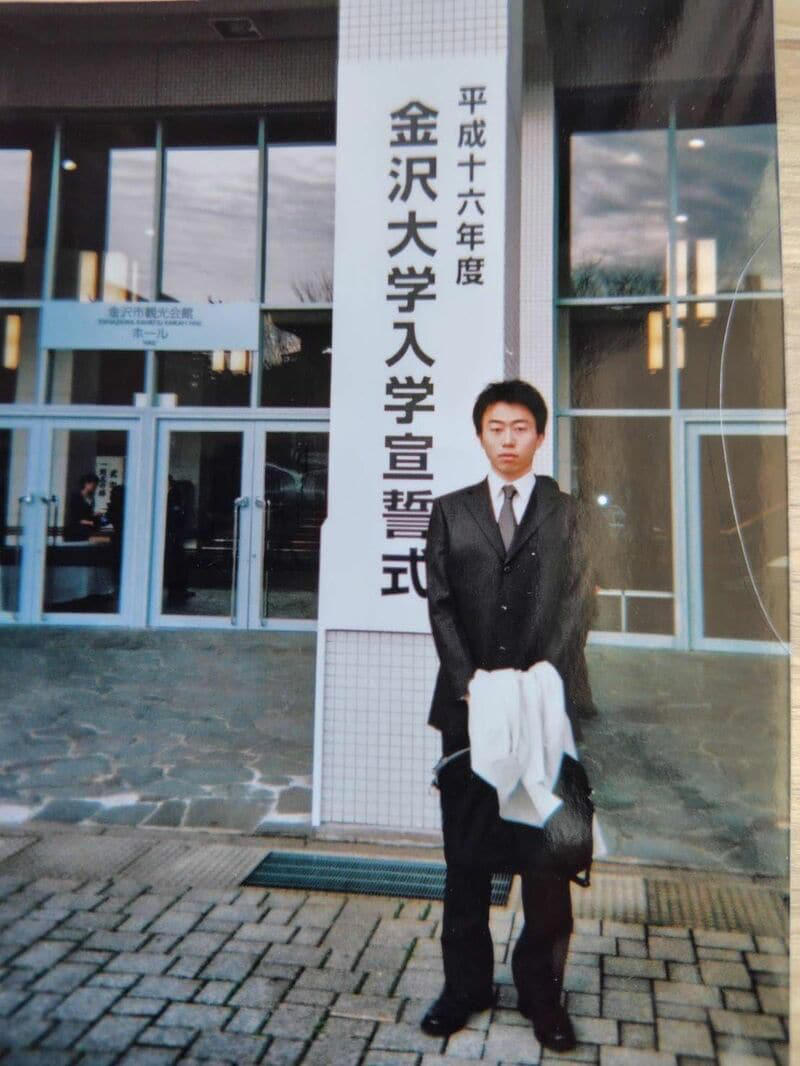 「一度は早稲田に進学」も医学部を諦めきれず再受験, 自分ならもっと上にいけるという思い込みがあった, “8～10時間勉強”も模試の判定はEばかり, 点数開示で知った現実, 多くの人のサポートで医学部に合格, 医師としての現在