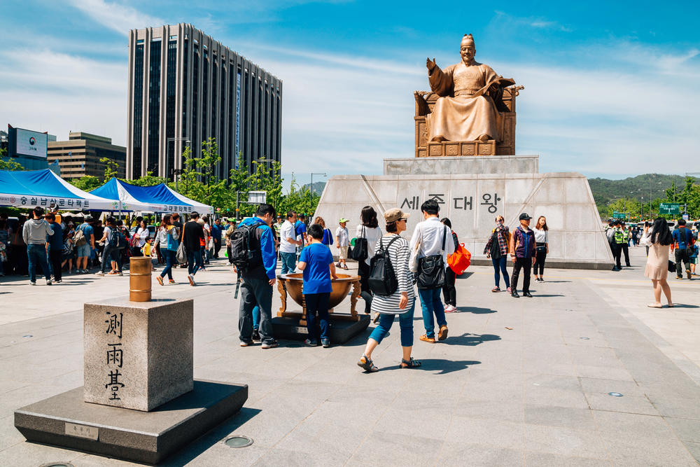 Gwanghwamun Square Namsan Tower, Bukchon Hanok Village, Gyeongbokgung Palace, Gwanghwamun Square, Lotte World, Dongdaemun Design Plaza, Itaewon District, Yonsei University, Han River Parks, Cheonggyecheon Stream, Deoksugung Palace Stonewall Walkway, Seoul Fortress Wall, COEX Aquarium, Coffee Prince Café, Dal.komm Coffee, Seoul's Drama Legacy Lives On