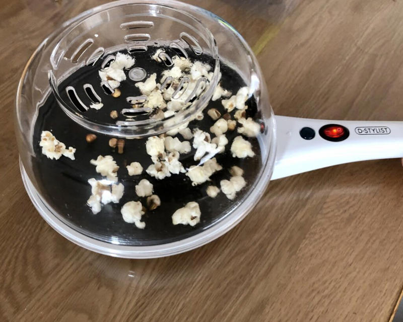ポップコーンの基礎知識, ポップコーンはどうやってできるの？, ポップコーンになるとうもろこしの品種は？, ポップコーンの基本的な作り方, 用意する材料はたったの3つ！, ポップコーンの「基本の作り方」, おつまみにもなるポップコーンの塩系アレンジレシピ, 豊かな風味で一度食べたら止まらない「バターしょうゆポップコーン」, 濃厚な味わいがたまらない「チーズポップコーン」, 簡単に味変できる「コンソメポップコーン」, 青のりのアクセントが面白い「和風ポップコーン」, 辛いもの好き必見「ピリ辛塩ポップコーン」, 暑い夏にもおすすめ「カレーポップコーン」, 定番に飽きたら試したい変わり種「エビマヨポップコーン」, スイーツ系のポップコーンのアレンジレシピ, 王道においしい「キャラメルポップコーン」, 和菓子好きにイチオシ「きなこポップコーン」, まるでお店のような味わいの「ハニーバターポップコーン」, 幸せな甘さが口いっぱいに広がる「マシュマロポップコーン」, 好みのフレーバーで楽しめる「チョコポップコーン」, スイーツ感たっぷりの「いちごミルクポップコーン」, おつまみにもおすすめ「シュガーバターポップコーン」, キャンプで手軽にポップコーンを作る方法, メスティンで作る, マルチグリドルで作る, 炭火焼き器で作る, ふた代わりにザルを活用する, 味付けにシェラカップを使う, おやつやおつまみにぴったり！手作りポップコーンを楽しもう