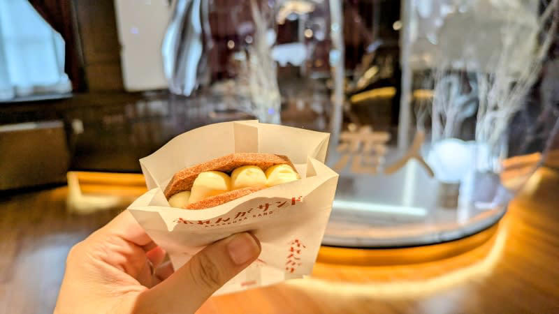 ここでしか食べられない店舗限定スイーツ「赤れんがサンド」, 暑い日にぴったり！「白い恋人ソフトクリーム」, 赤れんが庁舎にきた証に「イシヤ セレクション（赤れんが庁舎限定パッケージ）」, プチおみやげに「白い恋人3枚入（赤れんがパッケージ）」