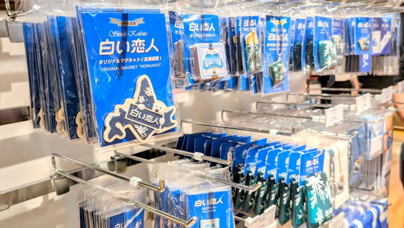 ここでしか食べられない店舗限定スイーツ「赤れんがサンド」, 暑い日にぴったり！「白い恋人ソフトクリーム」, 赤れんが庁舎にきた証に「イシヤ セレクション（赤れんが庁舎限定パッケージ）」, プチおみやげに「白い恋人3枚入（赤れんがパッケージ）」