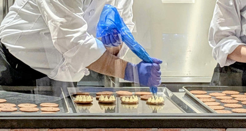 ここでしか食べられない店舗限定スイーツ「赤れんがサンド」, 暑い日にぴったり！「白い恋人ソフトクリーム」, 赤れんが庁舎にきた証に「イシヤ セレクション（赤れんが庁舎限定パッケージ）」, プチおみやげに「白い恋人3枚入（赤れんがパッケージ）」