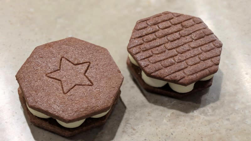 ここでしか食べられない店舗限定スイーツ「赤れんがサンド」, 暑い日にぴったり！「白い恋人ソフトクリーム」, 赤れんが庁舎にきた証に「イシヤ セレクション（赤れんが庁舎限定パッケージ）」, プチおみやげに「白い恋人3枚入（赤れんがパッケージ）」