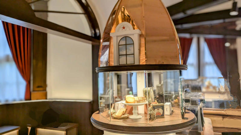 ここでしか食べられない店舗限定スイーツ「赤れんがサンド」, 暑い日にぴったり！「白い恋人ソフトクリーム」, 赤れんが庁舎にきた証に「イシヤ セレクション（赤れんが庁舎限定パッケージ）」, プチおみやげに「白い恋人3枚入（赤れんがパッケージ）」