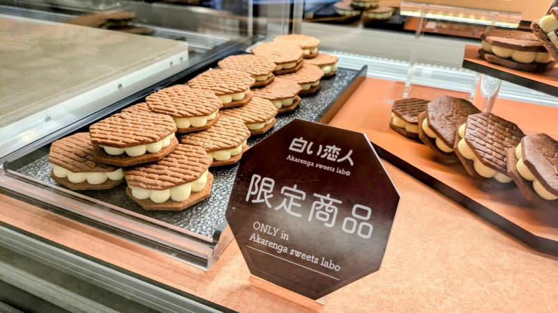 ここでしか食べられない店舗限定スイーツ「赤れんがサンド」, 暑い日にぴったり！「白い恋人ソフトクリーム」, 赤れんが庁舎にきた証に「イシヤ セレクション（赤れんが庁舎限定パッケージ）」, プチおみやげに「白い恋人3枚入（赤れんがパッケージ）」