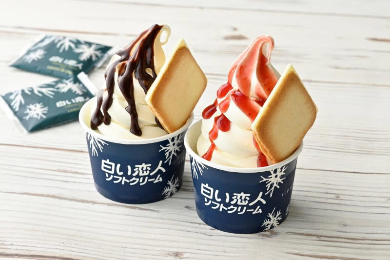 ここでしか食べられない店舗限定スイーツ「赤れんがサンド」, 暑い日にぴったり！「白い恋人ソフトクリーム」, 赤れんが庁舎にきた証に「イシヤ セレクション（赤れんが庁舎限定パッケージ）」, プチおみやげに「白い恋人3枚入（赤れんがパッケージ）」