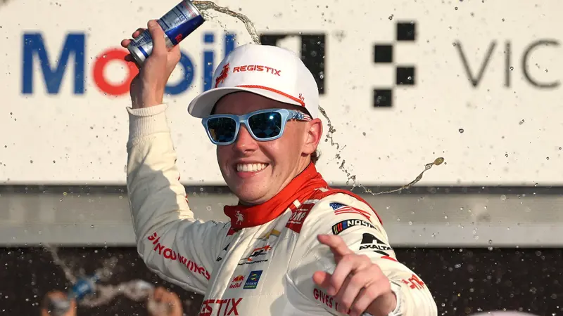 勝利後の転倒で病院へ。, 鎖骨を骨折したコナー・ジリッシュは間違いなく不運だった。, 同選手はXfinityシリーズを制した後に起きたトラブルに見舞われた。, 歓喜からコナー・ジリッシュは車の上に乗った。, コナーの足が車の淵に引っかかり、転倒した。, 激しい打撃で鎖骨を骨折。, 祝祭の最中、大きな恐怖を感じる瞬間があった。, 激しく転倒した同選手。, 医療スタッフが駆けつけた。, 医師はコナー・ジリッシュを診察し、病院へ搬送することを決定した。, 病院では鎖骨を骨折していることが判明した。, コナー・ジリッシュ、祝賀会が台無しに。