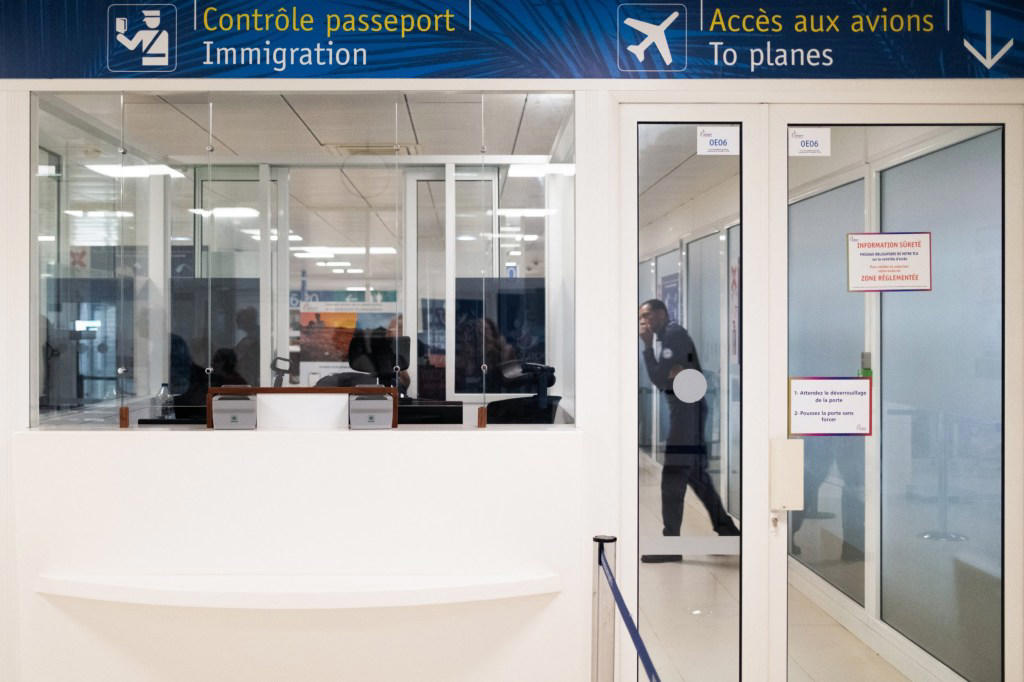 What is the entry and exit EES system? What is the entry and exit EES system?, How does it work?, Checks at the Port of Dover, London St Pancras and Folkestone, When does the EES start?, What countries will use the new EU entry and exit system?, Who is exempt from the EU entry and exit system?, Why was the EES launch delayed?, What countries already use biometric border controls?