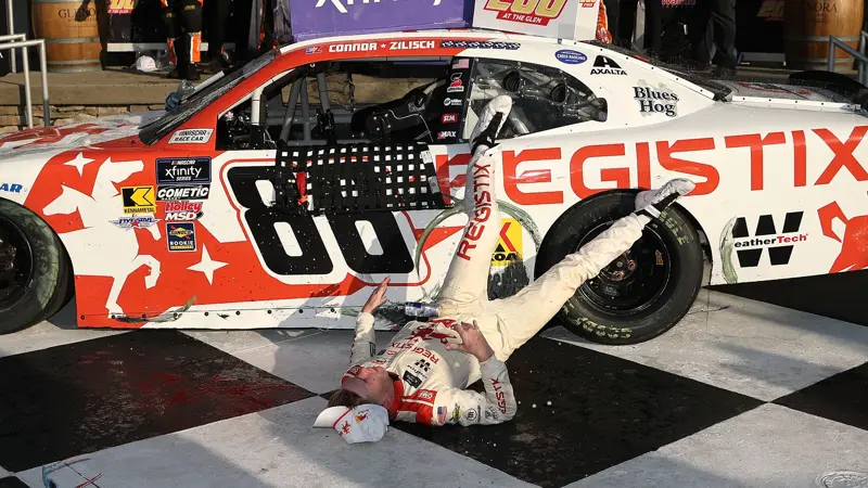 勝利後の転倒で病院へ。, 鎖骨を骨折したコナー・ジリッシュは間違いなく不運だった。, 同選手はXfinityシリーズを制した後に起きたトラブルに見舞われた。, 歓喜からコナー・ジリッシュは車の上に乗った。, コナーの足が車の淵に引っかかり、転倒した。, 激しい打撃で鎖骨を骨折。, 祝祭の最中、大きな恐怖を感じる瞬間があった。, 激しく転倒した同選手。, 医療スタッフが駆けつけた。, 医師はコナー・ジリッシュを診察し、病院へ搬送することを決定した。, 病院では鎖骨を骨折していることが判明した。, コナー・ジリッシュ、祝賀会が台無しに。