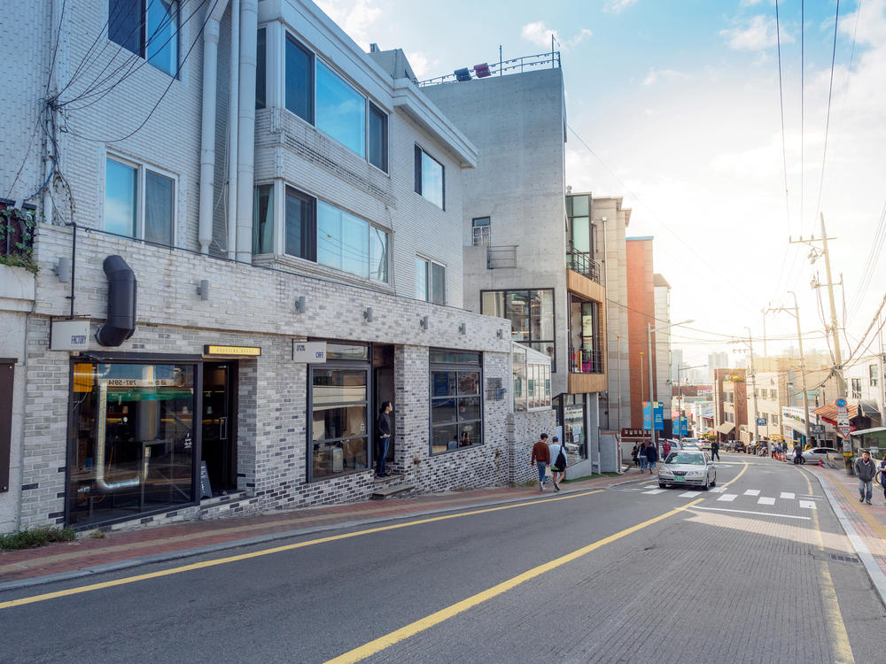 Itaewon District Namsan Tower, Bukchon Hanok Village, Gyeongbokgung Palace, Gwanghwamun Square, Lotte World, Dongdaemun Design Plaza, Itaewon District, Yonsei University, Han River Parks, Cheonggyecheon Stream, Deoksugung Palace Stonewall Walkway, Seoul Fortress Wall, COEX Aquarium, Coffee Prince Café, Dal.komm Coffee, Seoul's Drama Legacy Lives On
