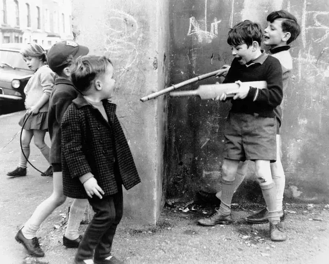 1. Kids Playing in the Streets of Brooklyn, New York, 1950, 2. Neighborhood Baseball on a Quiet Suburban Street, 1958, 3. Neighborhood Bike Gang, 1970s, 4. ‘Kids Playing Outside in Dumont, New Jersey, 1977’, 5. Homemade Playground in an Alley, 1950, 6. Someone Give This Kid a Stuntman Career, 1980s, 7. Children Playing on Peace Street in London’s East End, 1950s, 8. Just Some Friends Turning an Old Barrel Into the Perfect Playground, 9. This Jungle Gym Would Certainly Not Fly Today, 1942, 10. Scaling Brick Walls in Abandoned Building Was Just Part of the Fun, 11. Skater Boys Unite! New Jersey, Late ’80s, 12. A Police Officer Plays Tag With Local Kids in Harlem, New York, 1978, 13. Neighborhood War Games With Makeshift Weapons, 1960s, 14. Cutest Repair Shop I Ever Did See, 15. ‘Neighborhood Kids Playing War in Washington D.C., 1942’, 16. Just Some Buddies Hanging Out in Sydney, Australia, 1989, 17. Summertime Fun With a Shopping Cart, Harlem, New York, 1980s, 18. There’s a New Sheriff in Town and He Ain’t Playing Around, 19. ‘Kids Playing Street Hockey, 1976’