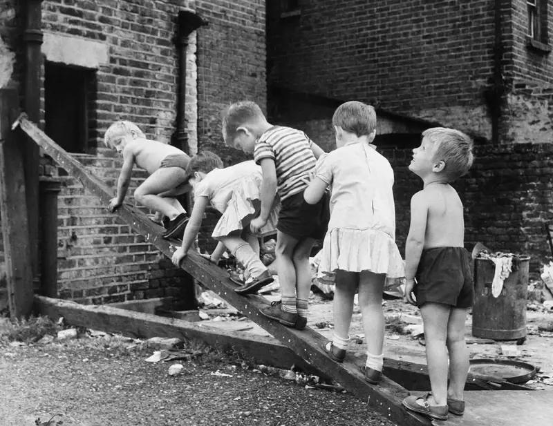 1. Kids Playing in the Streets of Brooklyn, New York, 1950, 2. Neighborhood Baseball on a Quiet Suburban Street, 1958, 3. Neighborhood Bike Gang, 1970s, 4. ‘Kids Playing Outside in Dumont, New Jersey, 1977’, 5. Homemade Playground in an Alley, 1950, 6. Someone Give This Kid a Stuntman Career, 1980s, 7. Children Playing on Peace Street in London’s East End, 1950s, 8. Just Some Friends Turning an Old Barrel Into the Perfect Playground, 9. This Jungle Gym Would Certainly Not Fly Today, 1942, 10. Scaling Brick Walls in Abandoned Building Was Just Part of the Fun, 11. Skater Boys Unite! New Jersey, Late ’80s, 12. A Police Officer Plays Tag With Local Kids in Harlem, New York, 1978, 13. Neighborhood War Games With Makeshift Weapons, 1960s, 14. Cutest Repair Shop I Ever Did See, 15. ‘Neighborhood Kids Playing War in Washington D.C., 1942’, 16. Just Some Buddies Hanging Out in Sydney, Australia, 1989, 17. Summertime Fun With a Shopping Cart, Harlem, New York, 1980s, 18. There’s a New Sheriff in Town and He Ain’t Playing Around, 19. ‘Kids Playing Street Hockey, 1976’