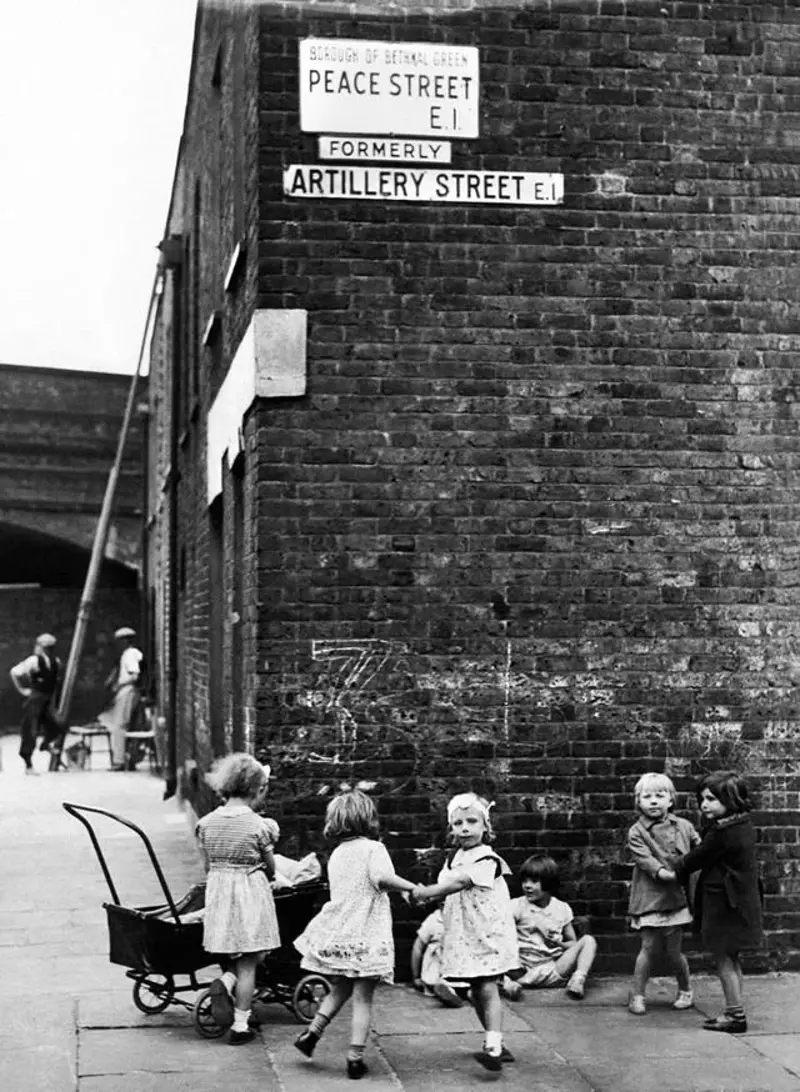 1. Kids Playing in the Streets of Brooklyn, New York, 1950, 2. Neighborhood Baseball on a Quiet Suburban Street, 1958, 3. Neighborhood Bike Gang, 1970s, 4. ‘Kids Playing Outside in Dumont, New Jersey, 1977’, 5. Homemade Playground in an Alley, 1950, 6. Someone Give This Kid a Stuntman Career, 1980s, 7. Children Playing on Peace Street in London’s East End, 1950s, 8. Just Some Friends Turning an Old Barrel Into the Perfect Playground, 9. This Jungle Gym Would Certainly Not Fly Today, 1942, 10. Scaling Brick Walls in Abandoned Building Was Just Part of the Fun, 11. Skater Boys Unite! New Jersey, Late ’80s, 12. A Police Officer Plays Tag With Local Kids in Harlem, New York, 1978, 13. Neighborhood War Games With Makeshift Weapons, 1960s, 14. Cutest Repair Shop I Ever Did See, 15. ‘Neighborhood Kids Playing War in Washington D.C., 1942’, 16. Just Some Buddies Hanging Out in Sydney, Australia, 1989, 17. Summertime Fun With a Shopping Cart, Harlem, New York, 1980s, 18. There’s a New Sheriff in Town and He Ain’t Playing Around, 19. ‘Kids Playing Street Hockey, 1976’