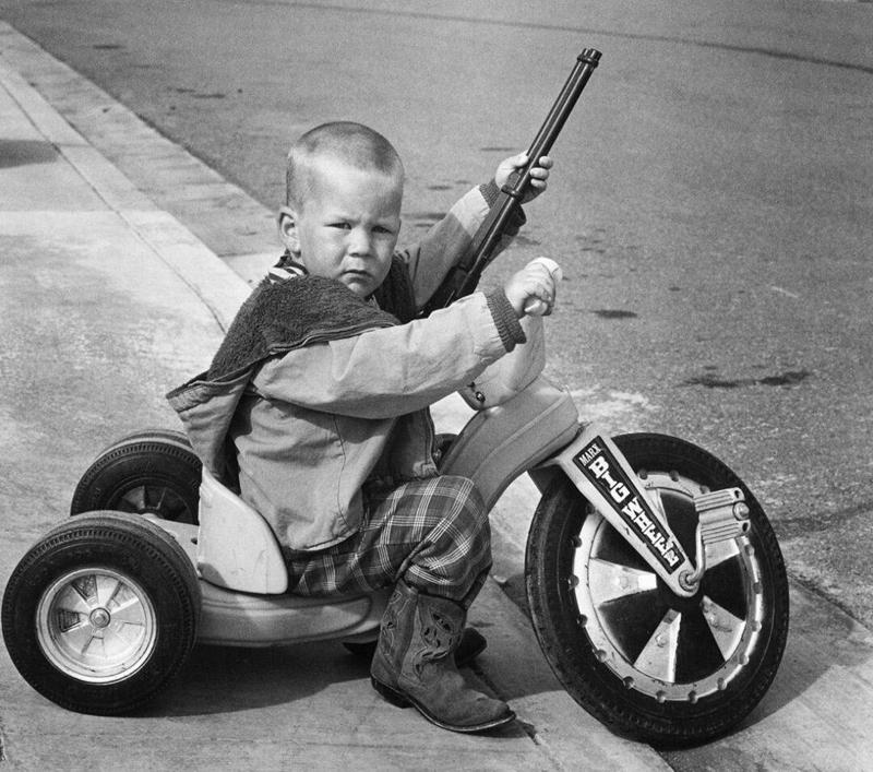 1. Kids Playing in the Streets of Brooklyn, New York, 1950, 2. Neighborhood Baseball on a Quiet Suburban Street, 1958, 3. Neighborhood Bike Gang, 1970s, 4. ‘Kids Playing Outside in Dumont, New Jersey, 1977’, 5. Homemade Playground in an Alley, 1950, 6. Someone Give This Kid a Stuntman Career, 1980s, 7. Children Playing on Peace Street in London’s East End, 1950s, 8. Just Some Friends Turning an Old Barrel Into the Perfect Playground, 9. This Jungle Gym Would Certainly Not Fly Today, 1942, 10. Scaling Brick Walls in Abandoned Building Was Just Part of the Fun, 11. Skater Boys Unite! New Jersey, Late ’80s, 12. A Police Officer Plays Tag With Local Kids in Harlem, New York, 1978, 13. Neighborhood War Games With Makeshift Weapons, 1960s, 14. Cutest Repair Shop I Ever Did See, 15. ‘Neighborhood Kids Playing War in Washington D.C., 1942’, 16. Just Some Buddies Hanging Out in Sydney, Australia, 1989, 17. Summertime Fun With a Shopping Cart, Harlem, New York, 1980s, 18. There’s a New Sheriff in Town and He Ain’t Playing Around, 19. ‘Kids Playing Street Hockey, 1976’