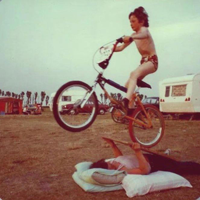 1. Kids Playing in the Streets of Brooklyn, New York, 1950, 2. Neighborhood Baseball on a Quiet Suburban Street, 1958, 3. Neighborhood Bike Gang, 1970s, 4. ‘Kids Playing Outside in Dumont, New Jersey, 1977’, 5. Homemade Playground in an Alley, 1950, 6. Someone Give This Kid a Stuntman Career, 1980s, 7. Children Playing on Peace Street in London’s East End, 1950s, 8. Just Some Friends Turning an Old Barrel Into the Perfect Playground, 9. This Jungle Gym Would Certainly Not Fly Today, 1942, 10. Scaling Brick Walls in Abandoned Building Was Just Part of the Fun, 11. Skater Boys Unite! New Jersey, Late ’80s, 12. A Police Officer Plays Tag With Local Kids in Harlem, New York, 1978, 13. Neighborhood War Games With Makeshift Weapons, 1960s, 14. Cutest Repair Shop I Ever Did See, 15. ‘Neighborhood Kids Playing War in Washington D.C., 1942’, 16. Just Some Buddies Hanging Out in Sydney, Australia, 1989, 17. Summertime Fun With a Shopping Cart, Harlem, New York, 1980s, 18. There’s a New Sheriff in Town and He Ain’t Playing Around, 19. ‘Kids Playing Street Hockey, 1976’
