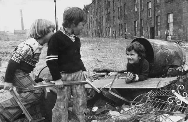1. Kids Playing in the Streets of Brooklyn, New York, 1950, 2. Neighborhood Baseball on a Quiet Suburban Street, 1958, 3. Neighborhood Bike Gang, 1970s, 4. ‘Kids Playing Outside in Dumont, New Jersey, 1977’, 5. Homemade Playground in an Alley, 1950, 6. Someone Give This Kid a Stuntman Career, 1980s, 7. Children Playing on Peace Street in London’s East End, 1950s, 8. Just Some Friends Turning an Old Barrel Into the Perfect Playground, 9. This Jungle Gym Would Certainly Not Fly Today, 1942, 10. Scaling Brick Walls in Abandoned Building Was Just Part of the Fun, 11. Skater Boys Unite! New Jersey, Late ’80s, 12. A Police Officer Plays Tag With Local Kids in Harlem, New York, 1978, 13. Neighborhood War Games With Makeshift Weapons, 1960s, 14. Cutest Repair Shop I Ever Did See, 15. ‘Neighborhood Kids Playing War in Washington D.C., 1942’, 16. Just Some Buddies Hanging Out in Sydney, Australia, 1989, 17. Summertime Fun With a Shopping Cart, Harlem, New York, 1980s, 18. There’s a New Sheriff in Town and He Ain’t Playing Around, 19. ‘Kids Playing Street Hockey, 1976’
