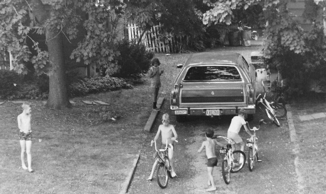 1. Kids Playing in the Streets of Brooklyn, New York, 1950, 2. Neighborhood Baseball on a Quiet Suburban Street, 1958, 3. Neighborhood Bike Gang, 1970s, 4. ‘Kids Playing Outside in Dumont, New Jersey, 1977’, 5. Homemade Playground in an Alley, 1950, 6. Someone Give This Kid a Stuntman Career, 1980s, 7. Children Playing on Peace Street in London’s East End, 1950s, 8. Just Some Friends Turning an Old Barrel Into the Perfect Playground, 9. This Jungle Gym Would Certainly Not Fly Today, 1942, 10. Scaling Brick Walls in Abandoned Building Was Just Part of the Fun, 11. Skater Boys Unite! New Jersey, Late ’80s, 12. A Police Officer Plays Tag With Local Kids in Harlem, New York, 1978, 13. Neighborhood War Games With Makeshift Weapons, 1960s, 14. Cutest Repair Shop I Ever Did See, 15. ‘Neighborhood Kids Playing War in Washington D.C., 1942’, 16. Just Some Buddies Hanging Out in Sydney, Australia, 1989, 17. Summertime Fun With a Shopping Cart, Harlem, New York, 1980s, 18. There’s a New Sheriff in Town and He Ain’t Playing Around, 19. ‘Kids Playing Street Hockey, 1976’
