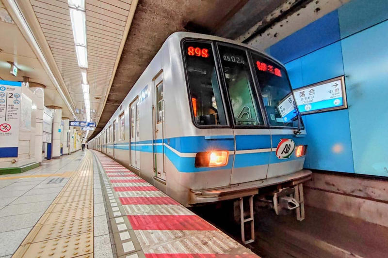 「電車ガラガラ」の背景と都市の変容, 「電車ガラガラ」の背景に潜む孤独, 電車空洞化の社会的意味, 都市の静寂が示す夏の経済変容