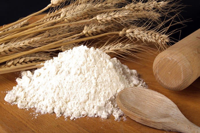 猫に小麦粉を与えても大丈夫？基本的な考え方を解説, 小麦粉を使った食品、猫に与えてよい？5つの製品別にチェック, 1.パン：砂糖・塩分・バターが問題, 2.クッキー・ビスケット：糖分と油脂が過剰, 3.うどん・パスタ：味付けや塩分に注意, 4.ホットケーキ・パンケーキ：膨張剤や甘味料に注意, 5.天ぷら・フライ衣：油と塩分が危険, 猫に小麦粉食品を与えないために気をつけたいこと, テーブルやキッチンに食べ物を放置しない, おやつは猫用の安全な製品を選ぶ, 誤食したときの対処法を知っておく
